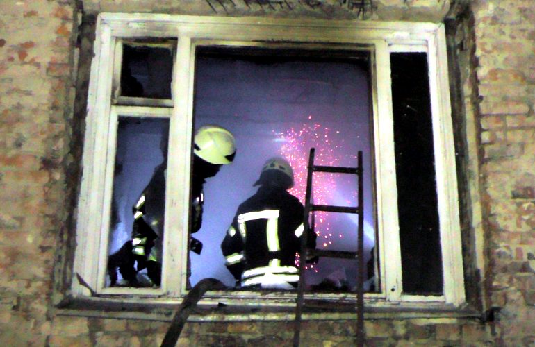 Пожар в Житомире: одна женщина выпрыгнула из окна, другая погибла. ФОТО