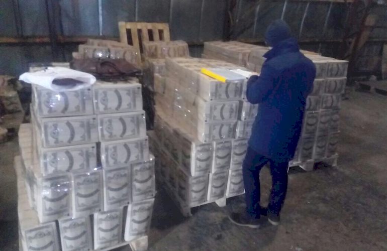 Из подпольного цеха на Житомирщине изъяли 3,5 тонны контрафактного алкоголя