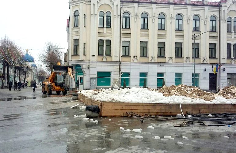 На Михайловской заканчивается демонтаж ледового катка. ФОТО