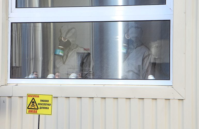 Фоторепортаж: как спасатели ликвидировали «утечку аммиака» на Житомирском маслозаводе