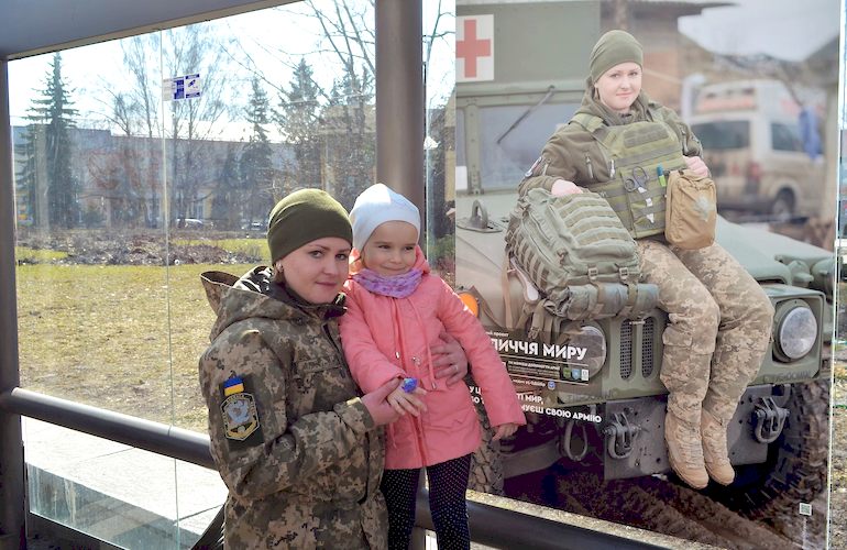 На остановках общественного транспорта Житомира разместили фотографии украинских военных. ФОТО