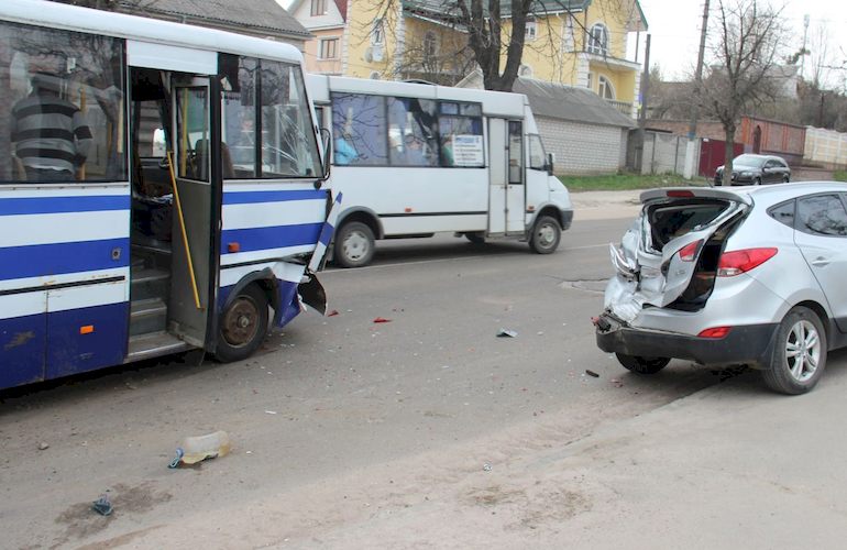 В Житомире автобус с пассажирами протаранил машину стоявшую на обочине. ФОТО