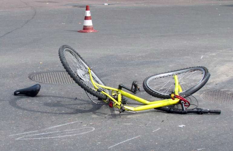 На трассе в Житомирской области автомобиль насмерть сбил велосипедиста