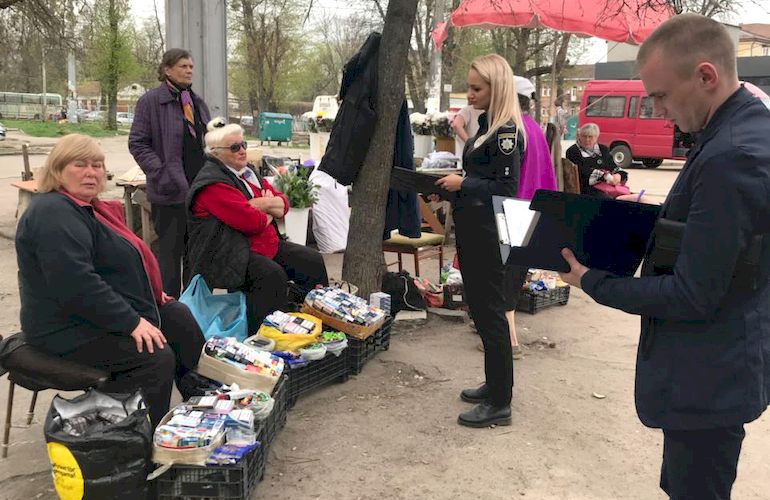 Полиция штрафует пенсионерок, которые в центре Житомира с рук продают сигареты. ФОТО