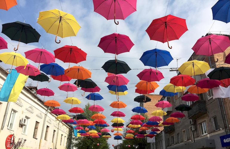 В Житомире улицу Михайловскую украсили десятками разноцветных зонтов. ФОТО