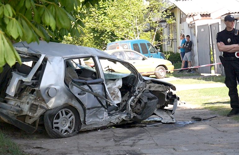В Житомире водитель авто протаранил забор и сбежал с места ДТП, трое человек в реанимации. ФОТО
