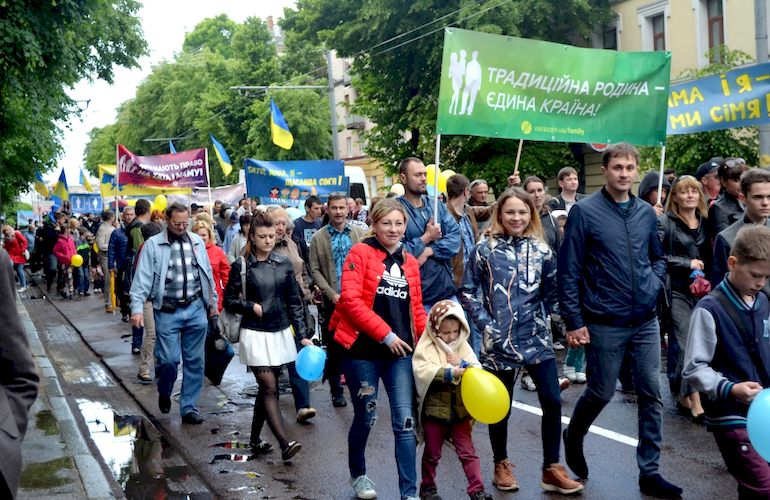 По случаю Международного дня семьи в Житомире прошло торжественное шествие. ФОТО