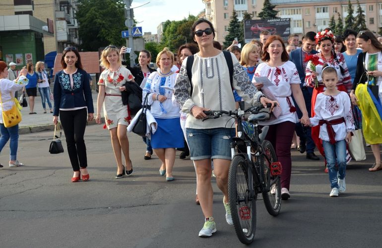 Марш в вышиванках в Житомире: солнце, улыбки и депутат на велосипеде. ФОТО