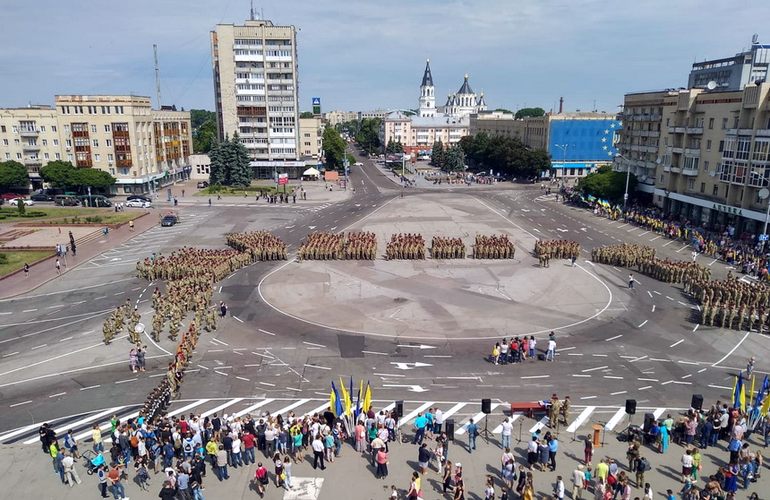Житомир празднует возвращение военных 95-й десантно-штурмовой бригады из зоны АТО. ФОТО