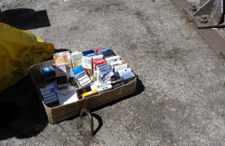 Незаконная торговля сигаретами в центре Житомира продолжается. ФОТО