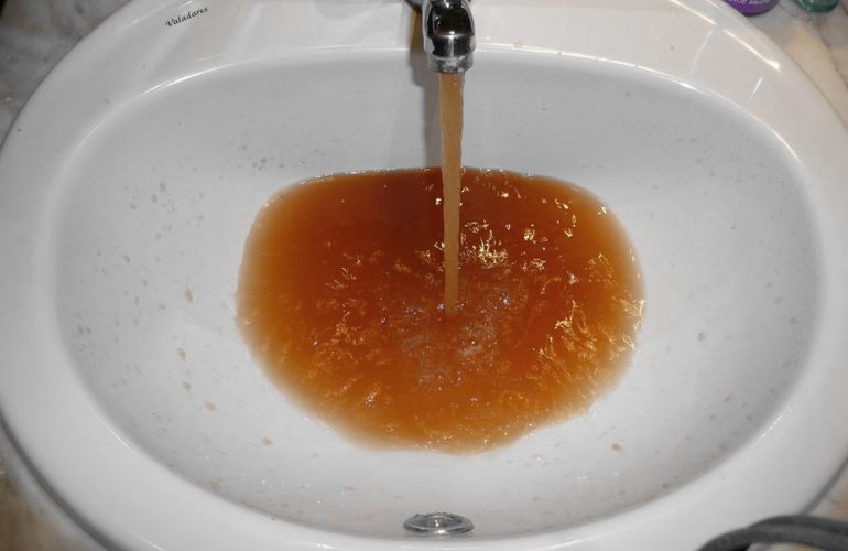 Жители Житомира жалуются на грязную воду из-под крана