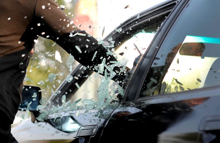 В Житомире поймали мужчину, который разбивал окна и воровал вещи из машин. ФОТО