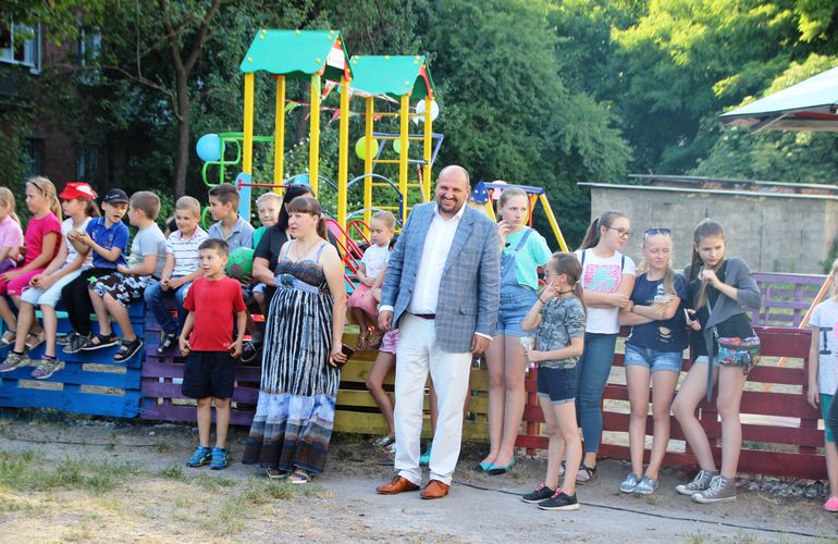 У Житомирі з’явився новий дитячий майданчик від Фонду родини Розенблат. ФОТО