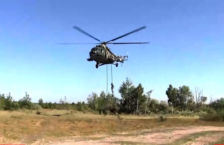 «Переполняют эмоции!» Украинские десантники осваивают новые умения - десантирование с вертолета. ВИДЕО