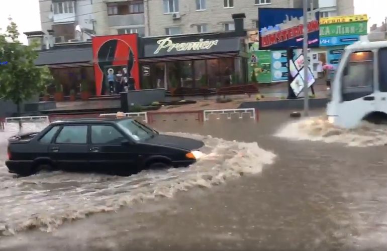 Мощный ливень превратил улицы Бердичева в реки. ФОТО