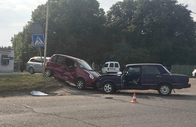 В пригороде Житомира дорогу не поделили Daewoo и ВАЗ, обошлось без пострадавших. ФОТО