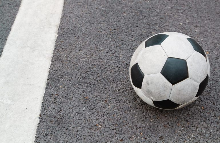 На Житомирщине под колеса авто попал 6-летний мальчик, выбежавший на дорогу за мячом