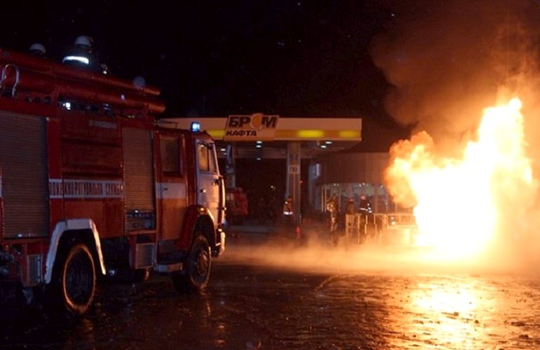 На трассе Киев-Житомир из-за невнимательного водителя взорвалась газовая колонка БРСМ. ВИДЕО