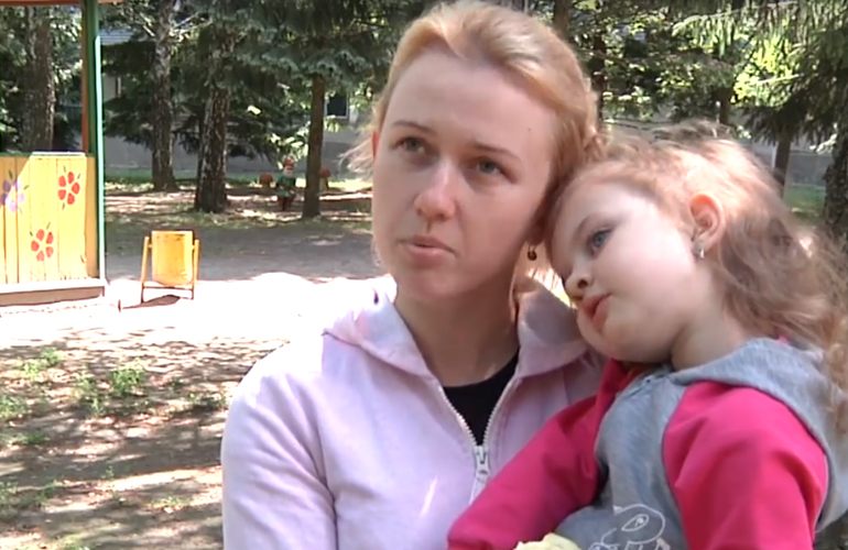 В Житомире 4-летняя девочка отравилась грибами, которые нашла во дворе детсада