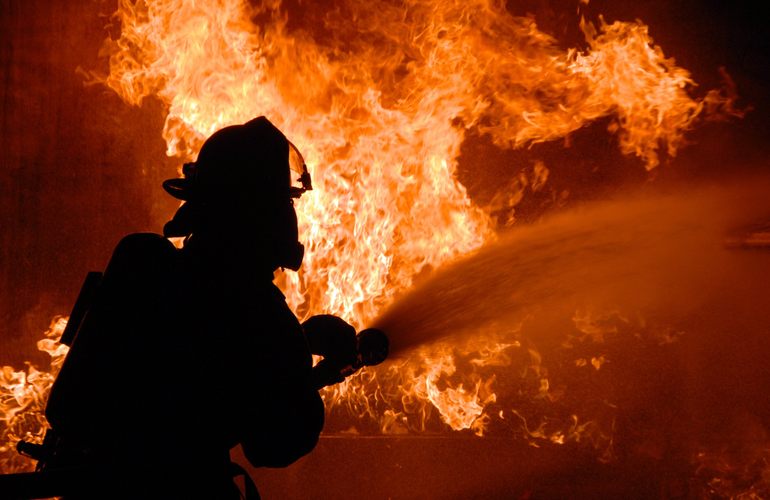 В Житомире из горящей многоэтажки спасли 4 человек, еще 3 эвакуировали