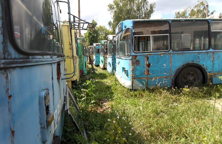 Фоторепортаж: «кладбище» старых троллейбусов и трамваев в Житомире