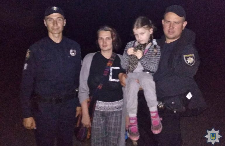 Полицейские разыскали в Житомирском районе мать с дочерью, которые потерялись в лесу