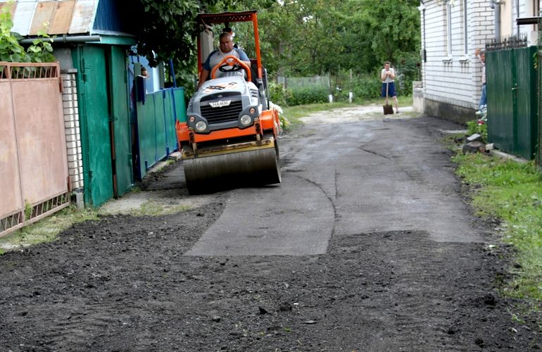 Старый асфальт с улиц Житомира используют при ремонте дорог в частном секторе. ФОТО