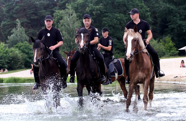 Полицейские на лошадях порадовали житомирян пляжной фотосесией в гидропарке. ФОТОРЕПОРТАЖ