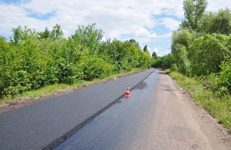 В Житомирской области ремонтируют дорогу за счет перевыполнения таможенных платежей. ФОТО