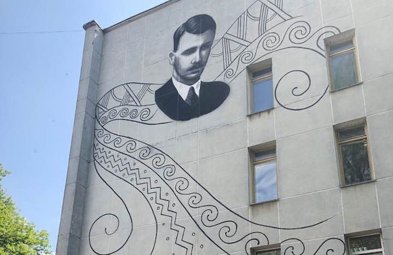 На стене житомирской библиотеки появился мурал с изображением Олега Ольжича