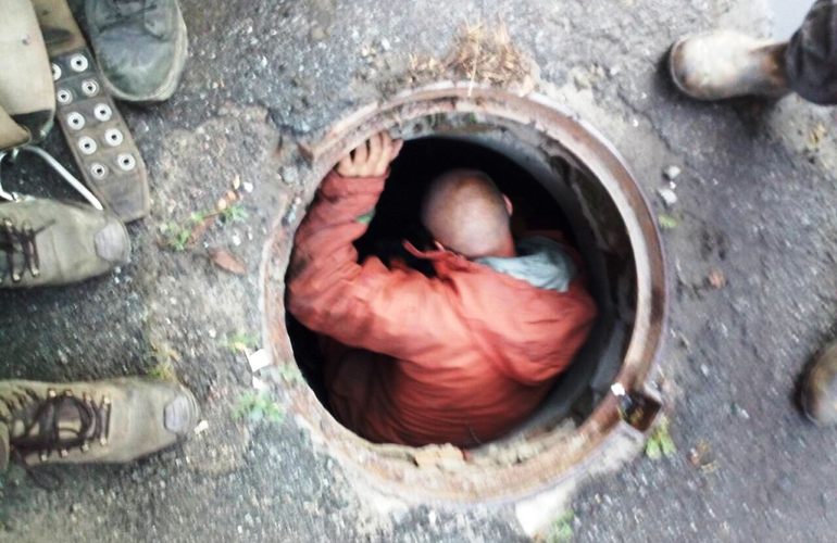 Спасатели вызволили 50-летнего мужчину, который провалился в канализационный колодец. ФОТО