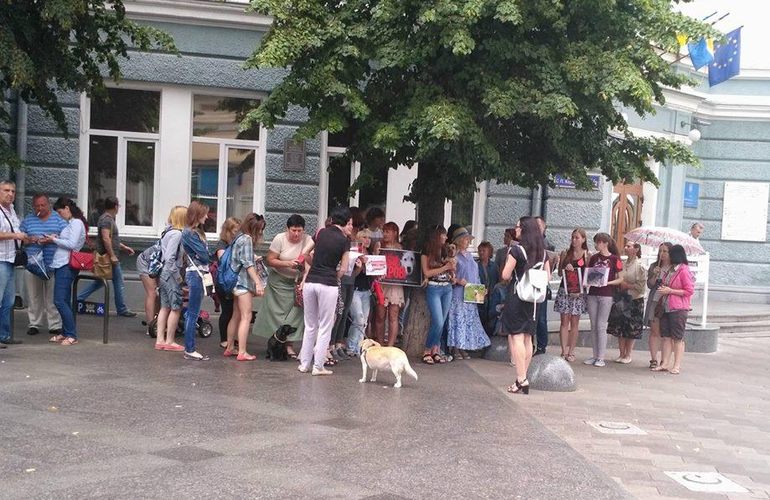 Зоозащитники устроили акцию протеста под стенами житомирской мэрии