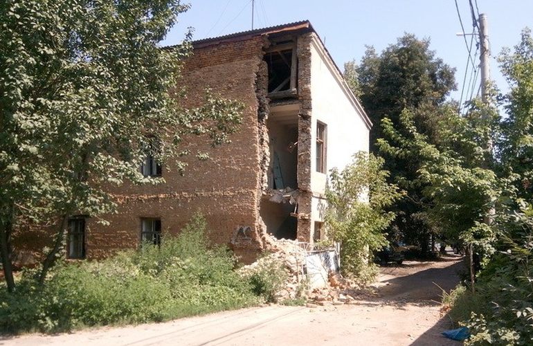 В центре Житомира обрушилась стена заброшенного дома. ФОТО