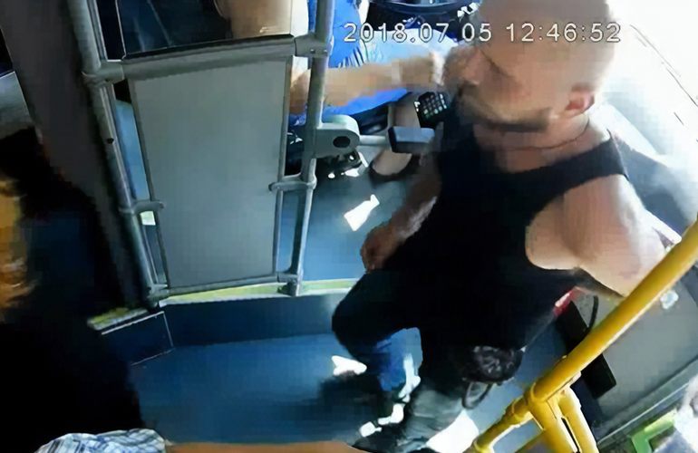 Полиция разыскала в Житомире парня, который украл огнетушитель из автобуса