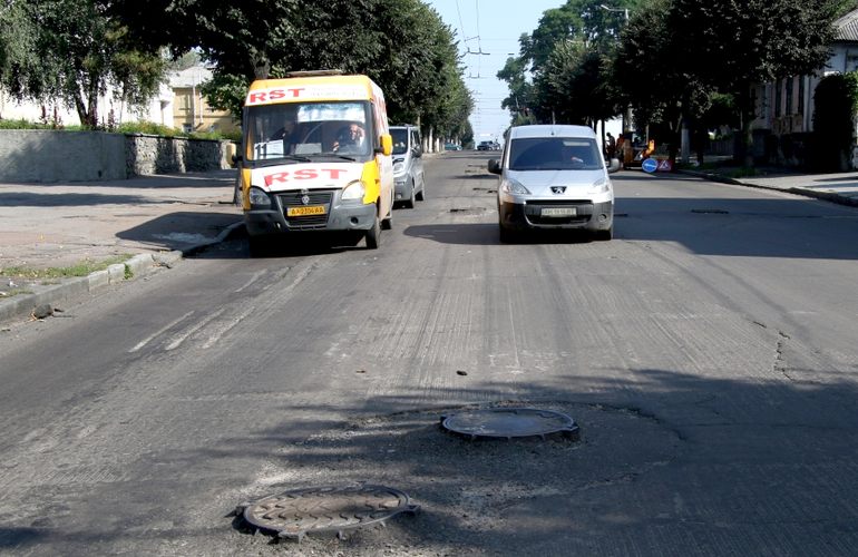 В Житомире продолжается ремонт дорожного покрытия по улице Победы. ФОТО