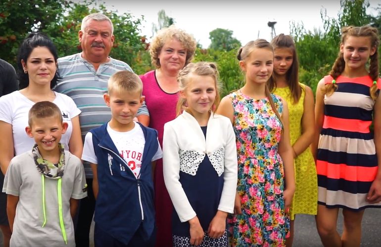 Забрали детей из интерната и создали дом семейного типа: история о невероятной семье из Житомирской области. ВИДЕО