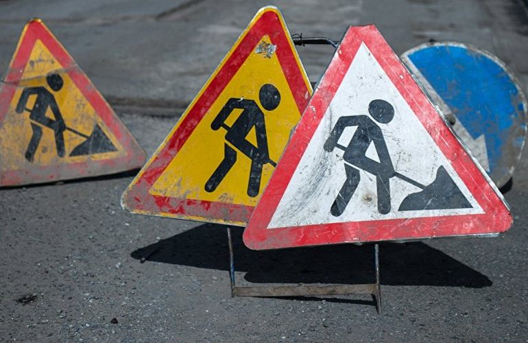 В Житомире на оживленном перекрестке провалился коллектор: водителей предупреждают о затруднении движения