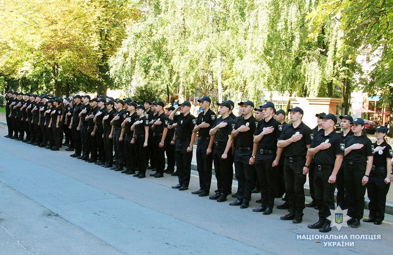 Полицейские-новобранцы торжественно приняли присягу в Житомире. ФОТО