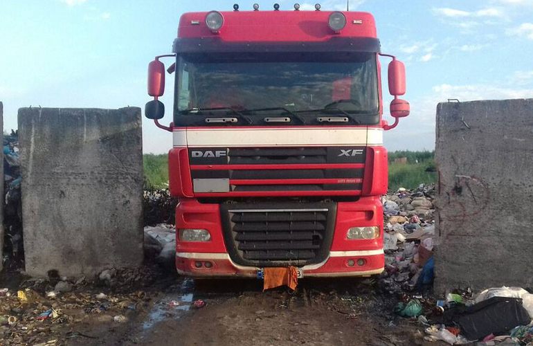 На Житомирщине задержали грузовики, которые перевозили мусор со Львовской области. ФОТО
