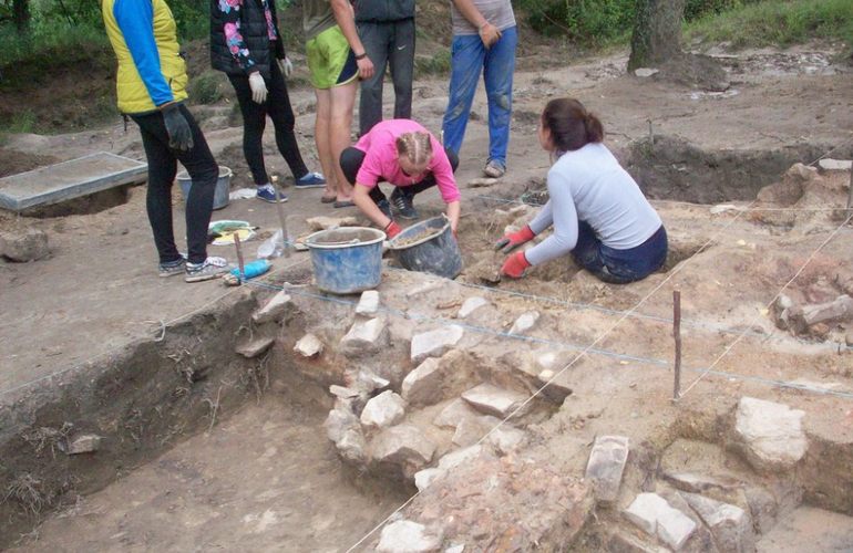 Житомирские студенты провели археологические раскопки на древнем городище. ФОТО
