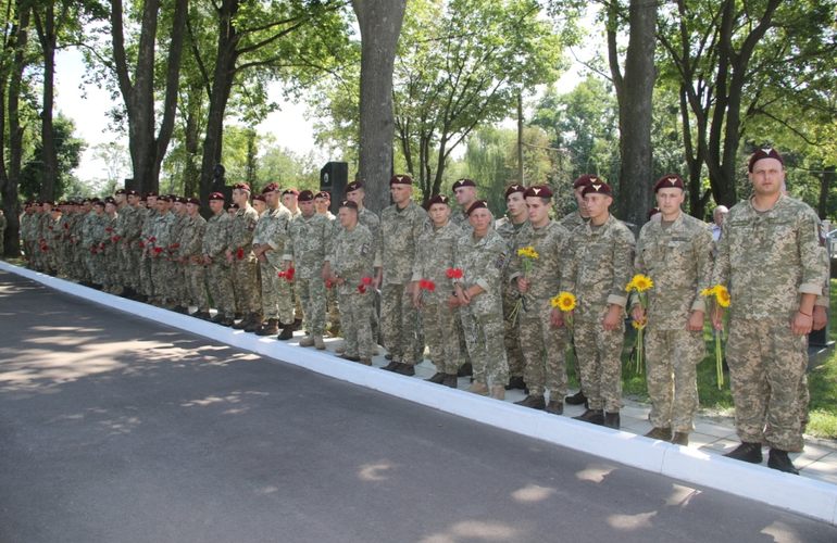 Цветами и молитвой в Житомире почтили память погибших десантников. ФОТО