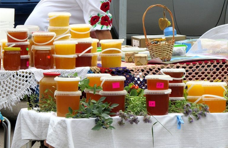На площади Королёва в Житомире открылась областная ярмарка мёда. ФОТО