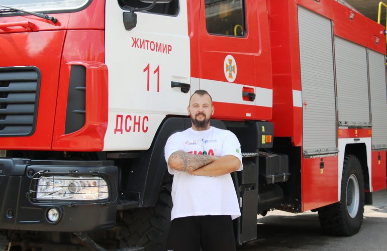 Житомирский силач попытается установить рекорд Украины, протянув пожарные авто. ФОТО