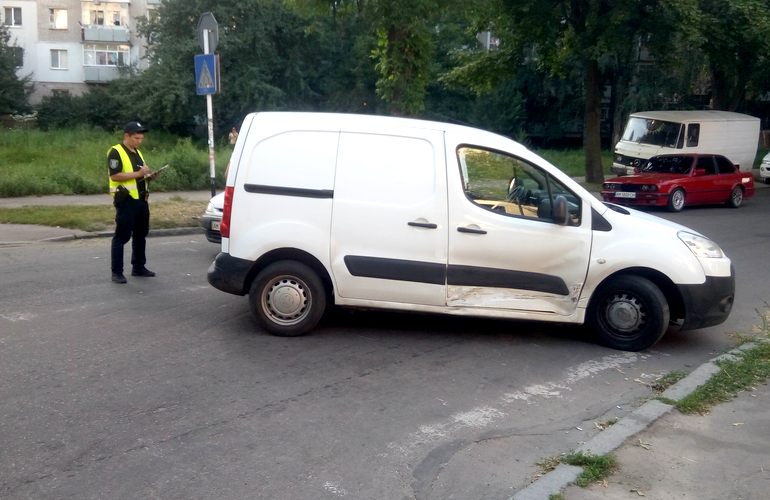 На перекрестке в Житомире столкнулись 3 автомобиля, есть пострадавшие. ФОТО
