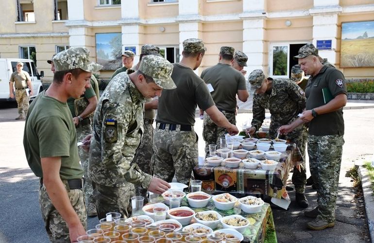 В Житомире в 95-й бригаде устроили конкурс среди лучших военных поваров. ФОТО