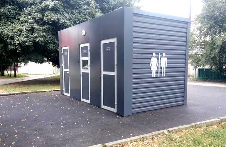 В центре Житомира задерживается открытие нового общественного туалета. ФОТО