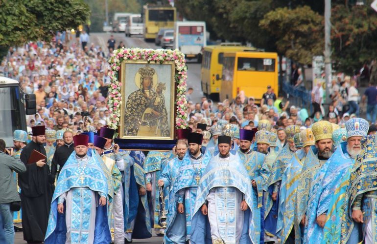 Фоторепортаж: сотни верующих прошли по улицам Житомира с иконой Подольской Божией Матери