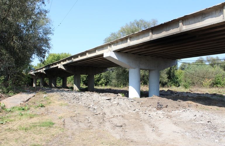 В райцентре Житомирской области ремонтируют мост через реку Тетерев. ФОТО