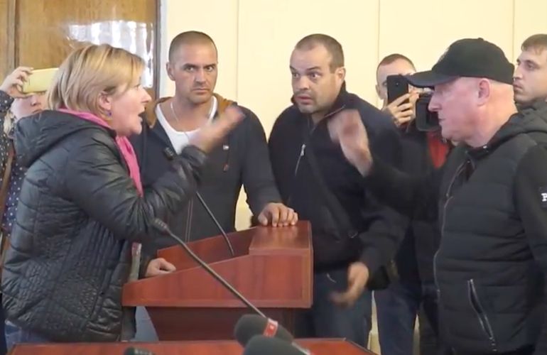 Житомирской активистке угрожали, что закопают на Крошенском карьере