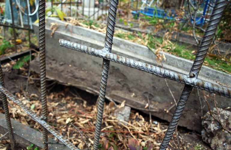 На Житомирщине женщина украла с кладбища 45 метров забора и сдала на металлолом